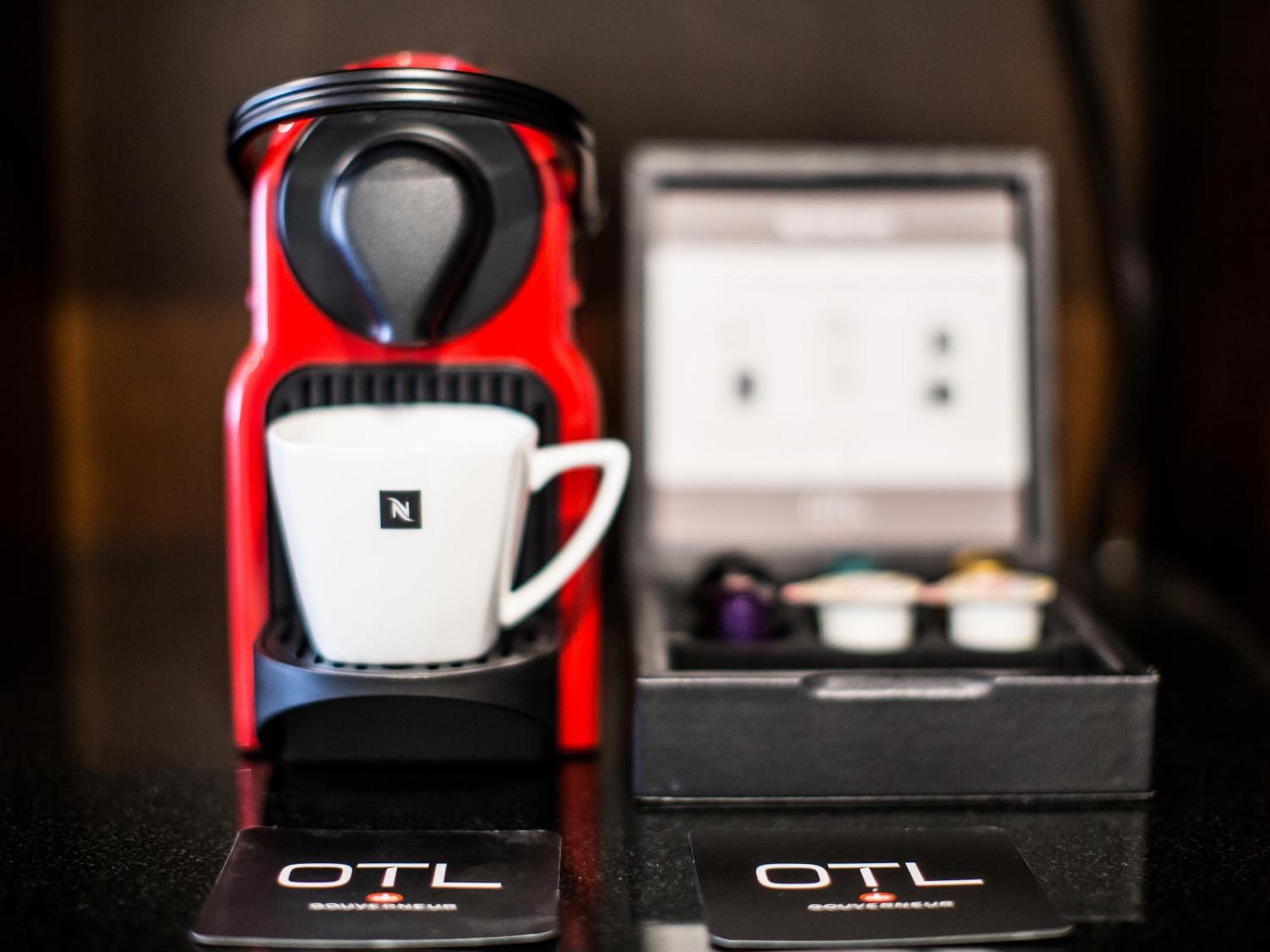 Otl Gouverneur Сагне Екстер'єр фото A Nespresso Inissia coffee machine