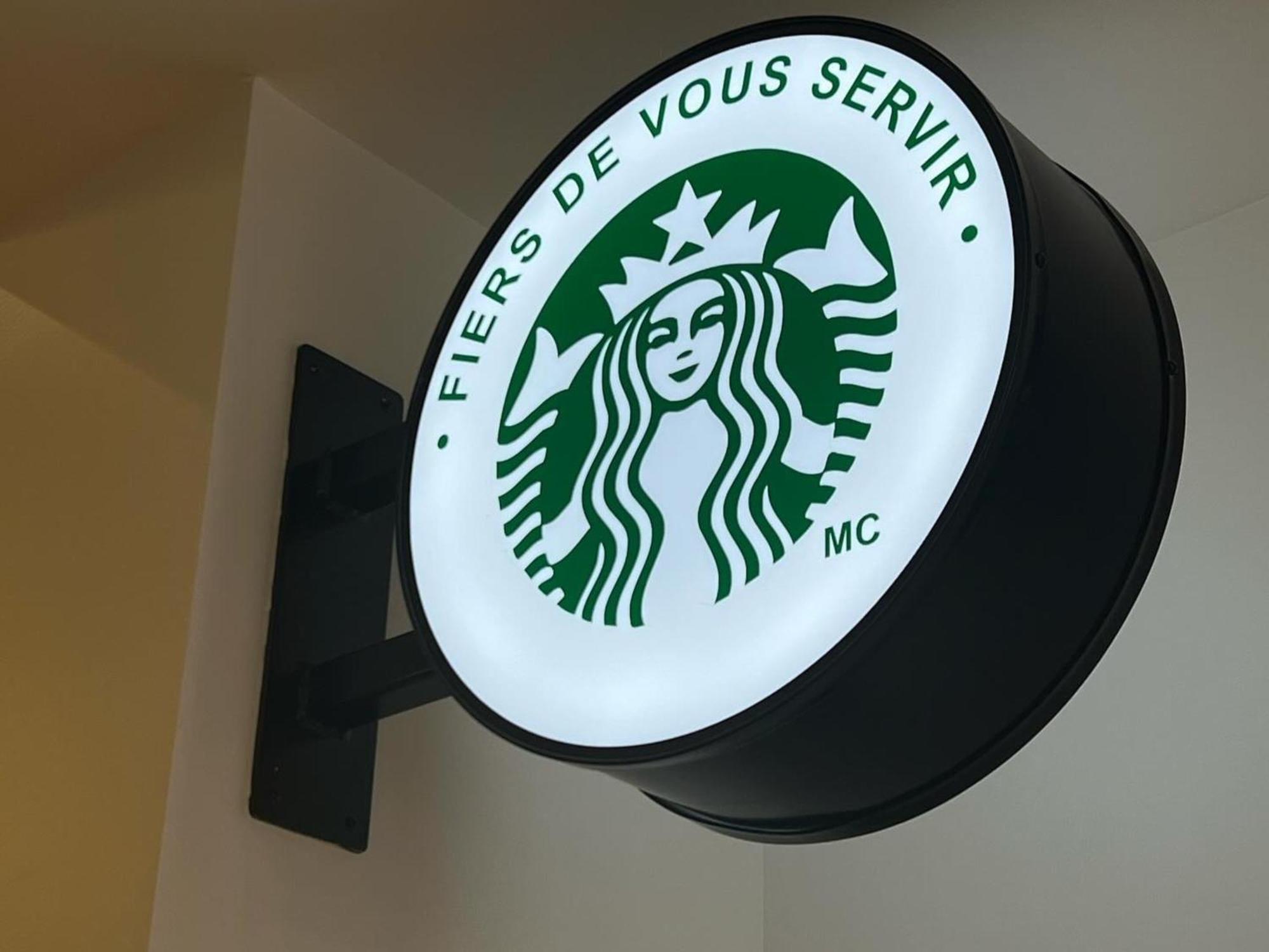 Otl Gouverneur Сагне Екстер'єр фото Starbucks in Paris